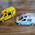 Auta - sanitka, policie