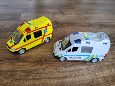 Auta - sanitka, policie