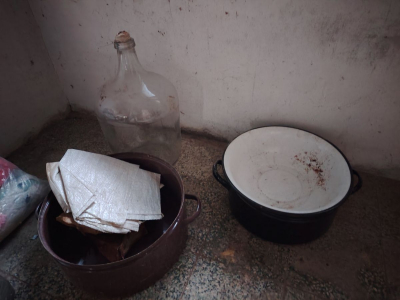 Smaltované hrnce, lavory a další věci