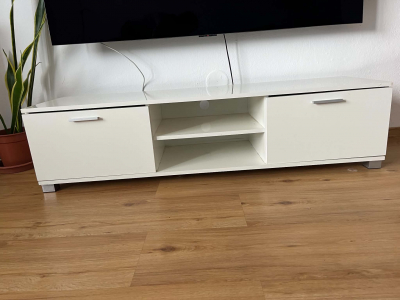 Stolek pod televizi