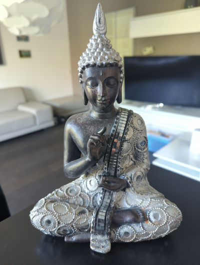 Dřevěný zdobený Buddha
