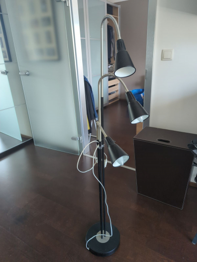 Stojací lampa s bodovými světly