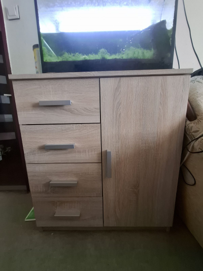 skříňka hnědá