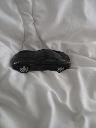 Šedé auto