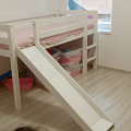 Vyvýšená postel s klouzačkou