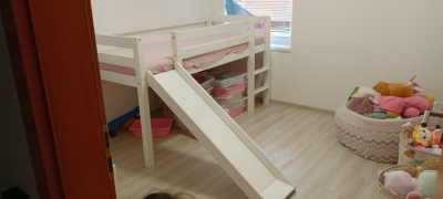 Vyvýšená postel s klouzačkou