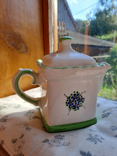 Porcelánová konvička - dekorace