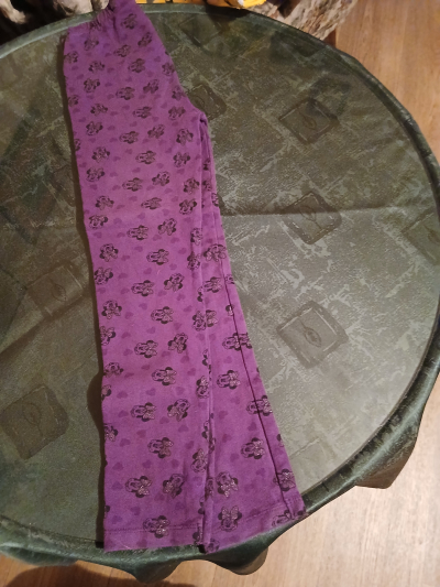 fialové legginy s Minnie