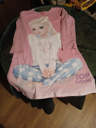 pěkná teplá noční košilka 128
