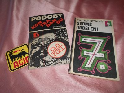 Daruji 2 kniky a samolepku