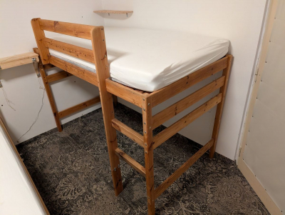 Vyvýšená postel s matrací