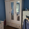 Stůl, šatní skříň a knihovna z řady FLORA CILEK