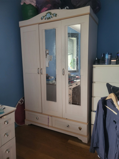 Stůl, šatní skříň a knihovna z řady FLORA CILEK
