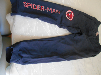 Tepláky  Marvel- malá dírka na koleni