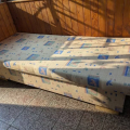 Postel s úložným prostorem