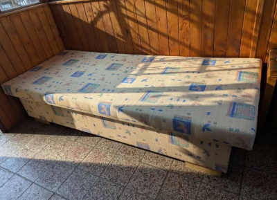 Postel s úložným prostorem