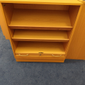 skřínka se zkosenými policemi