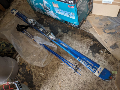 Lyže (170 cm) a hůlky (120 cm)