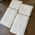 2 sedaky s operkou na venkovni zidle IKEA