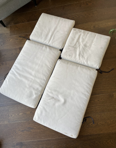 2 sedaky s operkou na venkovni zidle IKEA