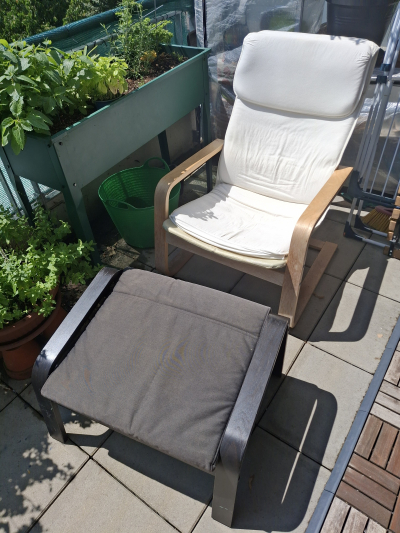 Křeslo IKEA Poang s podnožníkem