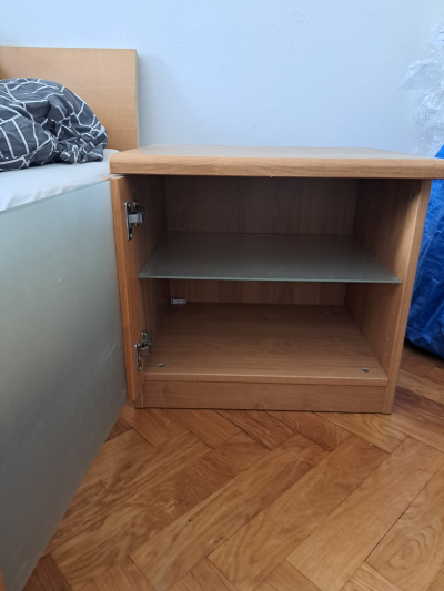 noční stolek