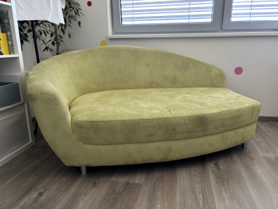 Daruji zelený atypicky gauč 2 ks za odvoz rozměr cca 130x180