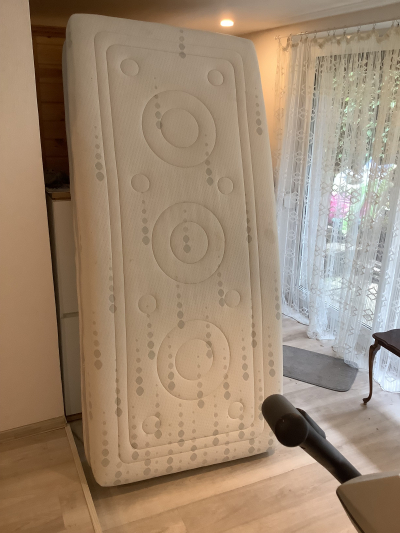 Matrace 200x90, výška 30 cm.