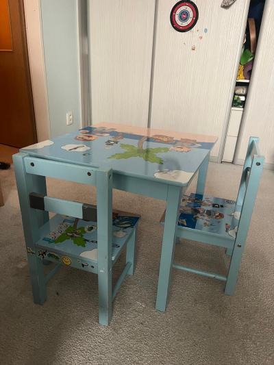 Stoleček a 2 židle