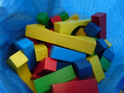 Barvené dřevěné kostky pro nejmenší