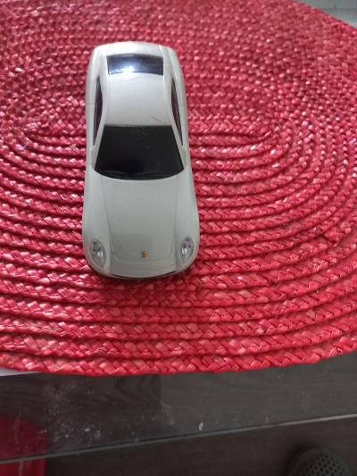 Auto světle šedé