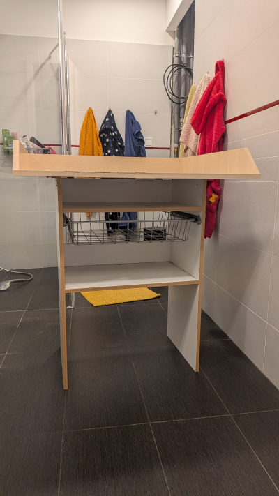 Skříňka s přebalovací deskou