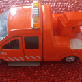 Oranžové auto nakladač