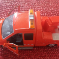 Oranžové auto nakladač