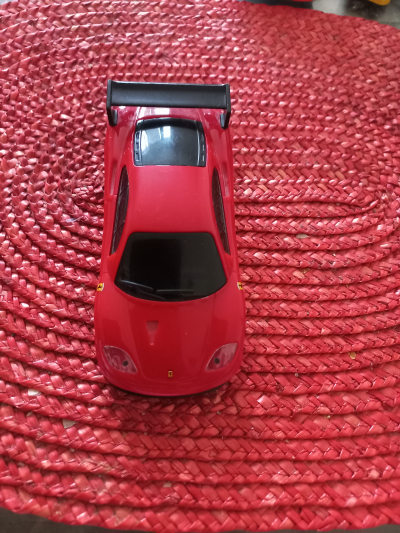 Červené auto na baterii