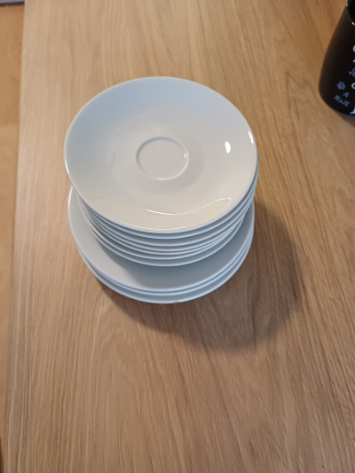 3 větší + 7 menších talířků/podšálků