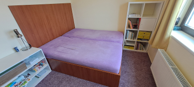 Postel se zvedacími rošty