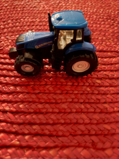 Autíčko modrý traktor