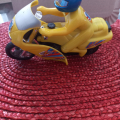 Žlutá motorka s jezdcem