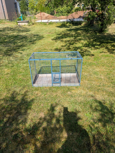 Stará kovová klec na drobná zvířata