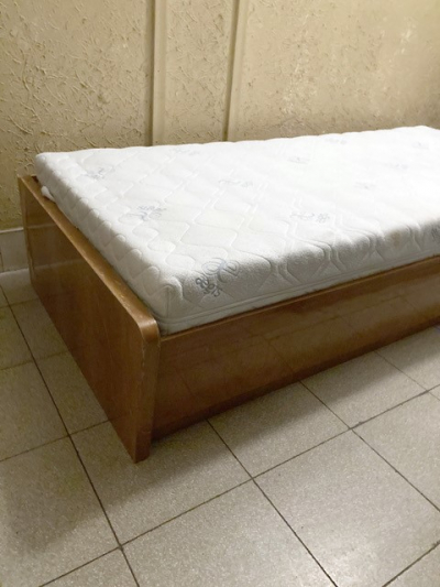 Daruji za odvoz  starší gauč s úložným prostorem a matrací
