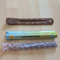 Dřevěný stojánek na vonné tyčinky + načaté balení Lemongrass