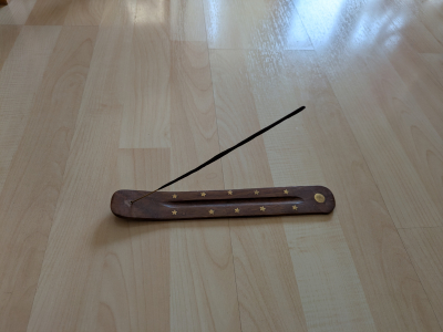 Dřevěný stojánek na vonné tyčinky + načaté balení Lemongrass