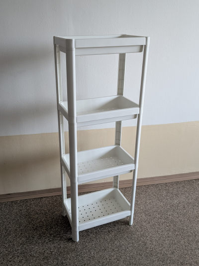 Regál s policemi