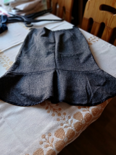 tmavší šedá teplejší značková S