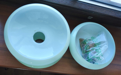 Retro stropní lustr z opálového skla – vhodný k renovaci