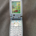 Tlačítkový mobilní telefon na baterie