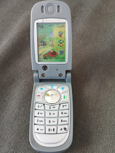 Tlačítkový mobilní telefon na baterie