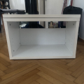 Bílý stolek / skříňka