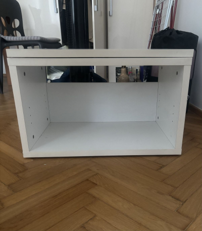Bílý stolek / skříňka